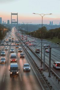 TomTom Trafik Endeksi’ne göre 2021 yılında İstanbul’da trafik sıkışıklığı yüzde 62 olarak gerçekleşti - bu oranın yüzde 100’e varması, trafiğin tamamen durmasını ifade ediyor. Bu yüksek oran İstanbul’u, trafik sıkışıklığında dünyanın zirvesine taşıdı. 