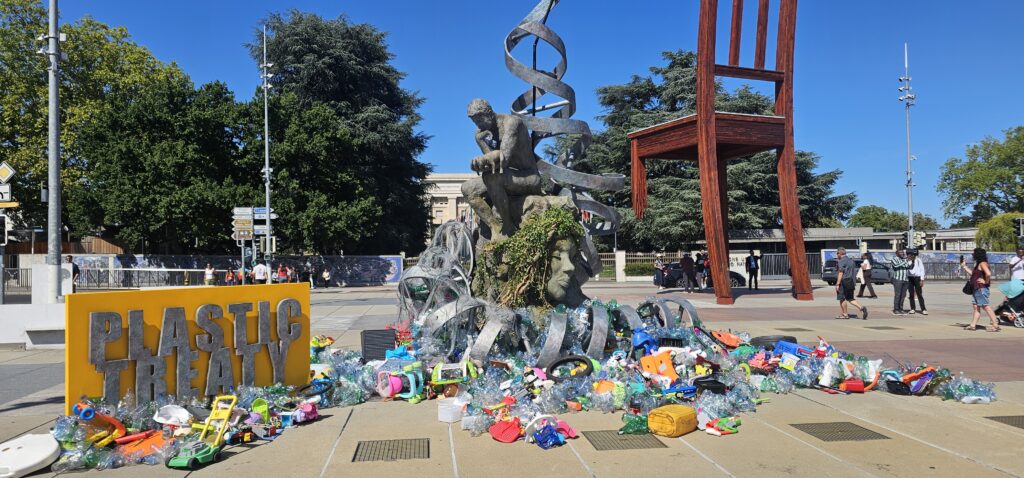 Eylemin yapıldığı alanda, sanatçı Benjamin von Wong’un plastik çöplerden yaptığı bir enstelasyon da yer alıyordu. (Fotoğraf: Sedat Gündoğdu)
