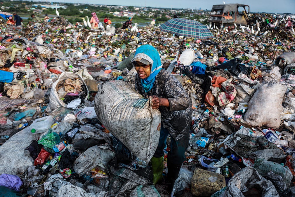 ‘‘Daha fazla geri dönüşüm’’, plastik krizinin çaresi değil: Bugüne kadar üretilen 12 milyar ton plastiğin yüzde 10’u dahi geri dönüştürülemedi. Bu durum karşısında ülkeler, 2022 yılından bu yana, plastik üretimini kısıtlamayı da kapsayabilecek, yasal yaptırımlar içeren bir anlaşma hazırlamak için çalışıyorlar. (Fotoğraf: Dedi Sinuhaji/EPA)