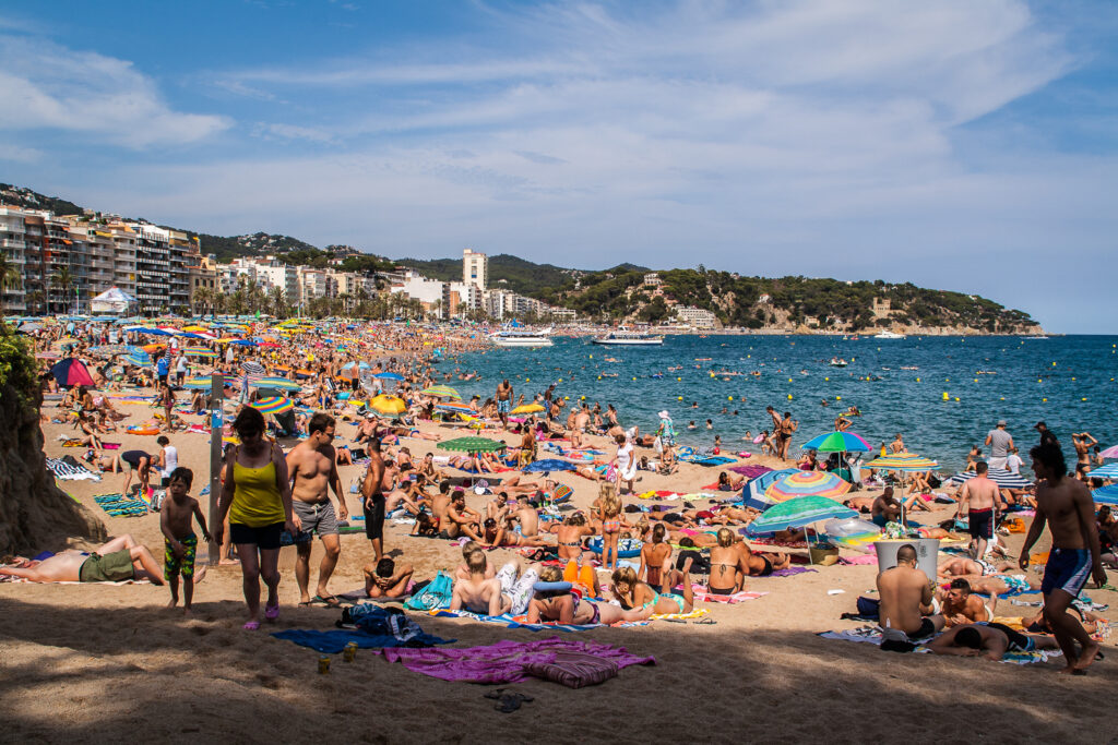 ''Araştırmanın bulguları, küresel ısınmaya bağlı olarak değişen iklim koşullarının turist davranışlarını doğrudan ve dolaylı olarak etkileyebileceğini gösteriyor. Özellikle yaz mevsiminde yaşanan aşırı sıcaklık artışları ve nem oranındaki yükselme, turistlerin fiziksel konforunu önemli ölçüde azaltıyor ve tatil deneyimini olumsuz etkiliyor.'' (Fotoğraf: “The tourist invasion - Die Touristen Invasion” by RevolTee, CC BY-NC-SA 2.0)