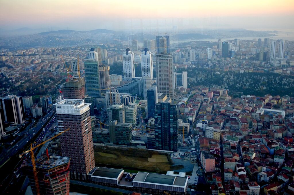 İstanbul’da kişi başına düşen yeşil alan yalnızca 7,2 metrekare. Bu miktar, Beyoğlu, Kadıköy, Üsküdar ve Şişli gibi 22 ilçede ise 3,5 metrekareyi geçmiyor.  Avrupa’da kişi başına düşen yeşil alan ortalaması ise 72,5 metrekare. Viyana ve Helsinki gibi şehirlerde, kişi başı yaklaşık 60-65 metrekare yeşil alan bulunuyor. Yeşil alanların daha sınırlı olduğu Atina (23) ve Paris (15) gibi şehirlerde dahi söz konusu miktarlar, İstanbul ortalamasının en az iki kat üzerinde. (Fotoğraf: “Istanbul skyline” by tayfun, CC BY-NC 2.0)