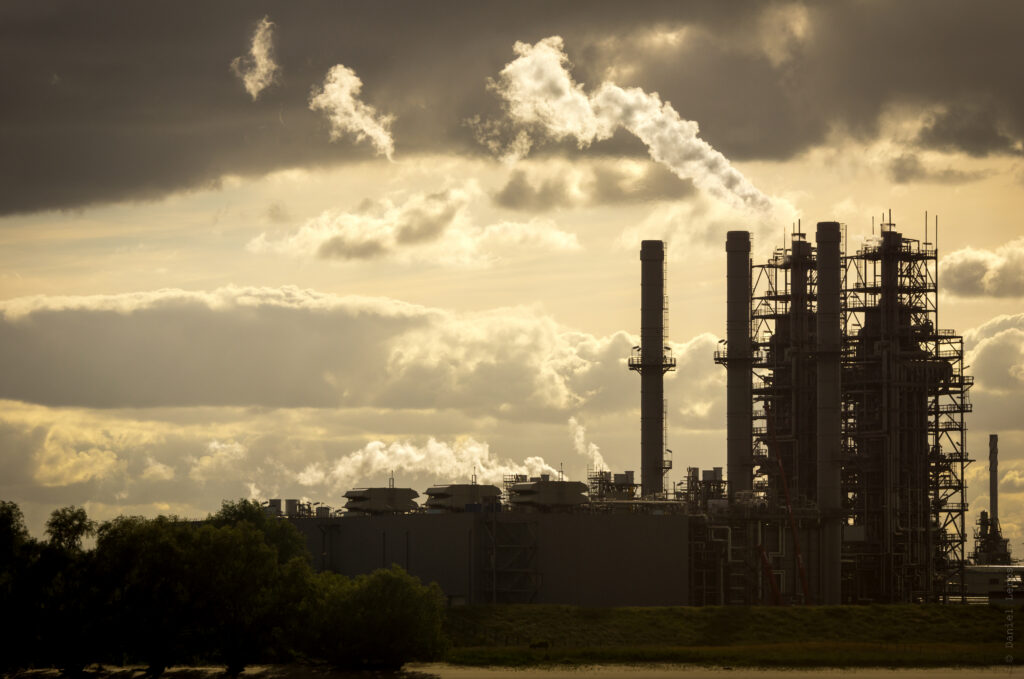 ''Planların çokluğuna rağmen bugüne kadar atılmış somut ve hesaplanabilir adımların azlığı, belgenin inandırıcılığını zayıflatıyor.'' (Fotoğraf: “Sunshine Pollution” by Daniel Lerps, CC BY-ND 2.0)