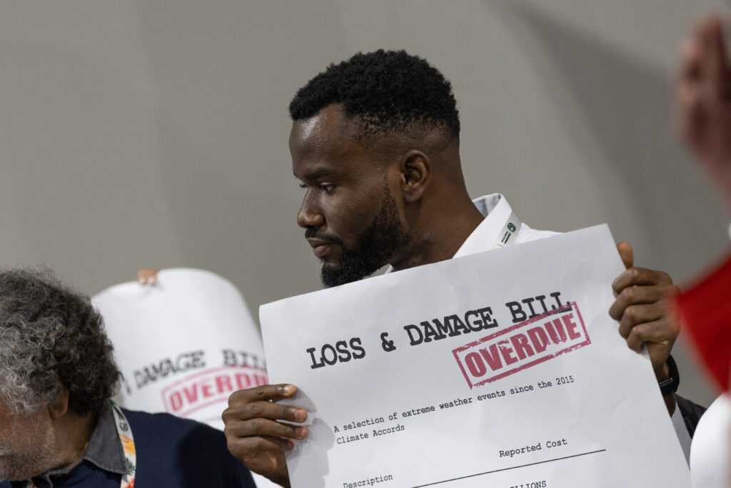 ''Küresel uyum ihtiyacının ise 2030’a kadar yıllık 160 ile 340 milyar dolara ulaşacağı hesaplanıyor. İhtiyacın boyutu göz önüne alındığında, üç katlık artışın da gelişmekte olan ülkelerin giderek büyüyen uyum açığını kapatmaya yetmeyeceği görülüyor. COP 28’de taslağı oluşturulan, iklim değişikliğinin etkilerinden zarar gören yoksul ülkelere finansal destek sağlayacak Kayıp ve Zarar Fonu da Belem’de tamamlanamadı.'' (Fotoğraf: UN Climate Change - Kiara Worth)