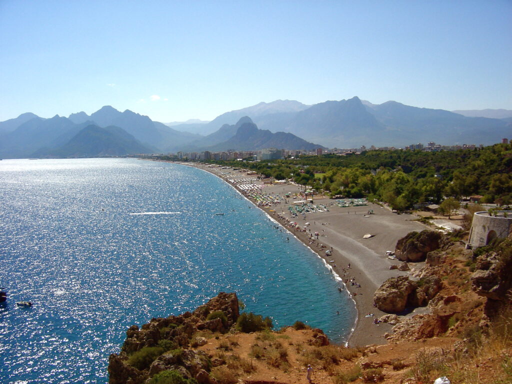Türkiye'nin ev sahipliği kesinleşirse, COP31 Antalya'da gerçekleşecek. Türkiye'nin de içinde yer aldığı Akdeniz Havzası'nın, iklim değişikliğinin olumsuz etkilerinin en fazla görüleceği yerleden olduğuna dikkat çeken Prof. Dr. Murat Türkeş, ''Buradan yola çıkarak Türkiye, Akdeniz ülkelerini içeren, Akdeniz odaklı, iklim değişikliğine uyumu ve adil geçişi öne çıkaran bir inisiyatif, platform veya çok taraflı bir örgütlenme oluşturabilir,'' diyor. (Fotoğraf: “Antalya” by Tare., CC BY-NC-SA 2.0)
