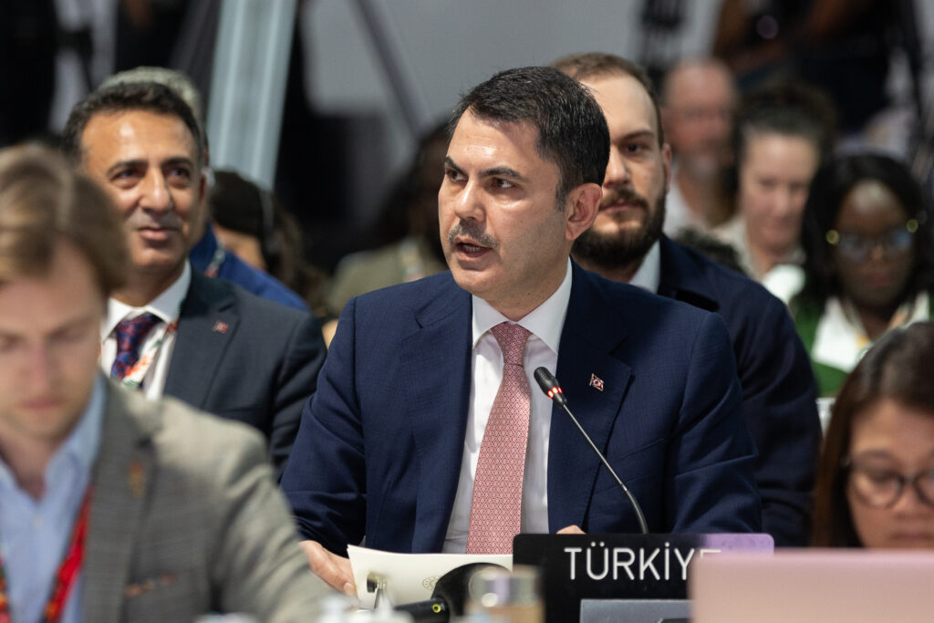 ''Ev sahibi olmak demek sadece şaşalı bir uluslararası konferans düzenlemek anlamına gelmez, hatta iklim değişikliği gibi son derece hassas bir alanda hiç gelmez. Türkiye’nin sektörel iklim politikalarını, olumlu, olumsuz uygulamalarını gözden geçirmek durumundayız ve eleştirilere hazırlıklı olmalıyız.'' (Fotoğraf: “COP30_ClosingPlenary_22Nov25_KiaraWorth-88” by UNclimatechange, CC BY-NC-SA 4.0)