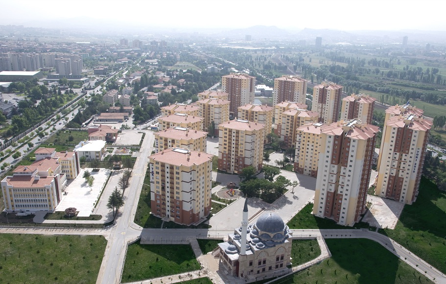 ''Sayın Cumhurbaşkanı kısa süre önce 500 bin sosyal konut inşa edileceğini duyurdu. İnşa sürecine öncelikle 500 bin konutu nasıl iklim dostu yapabileceğimizi tartışarak ve yerleşim alanlarında iklim değişikliği kaynakları risklerin düzeyini tespit ederek başlamak lazım. Belki ilk aşamada bir pilot bölge seçip güneş enerjili, yağmur hasadının yapıldığı binalar inşa etmek söz konusu olabilir. Bu projeler COP 31’de ‘iyi uygulamalarımız’ olarak dünyaya sunulabilir.'' (Fotoğraf: Ankara-Yenimahalle Toplu Konut Uygulaması, TOKİ)