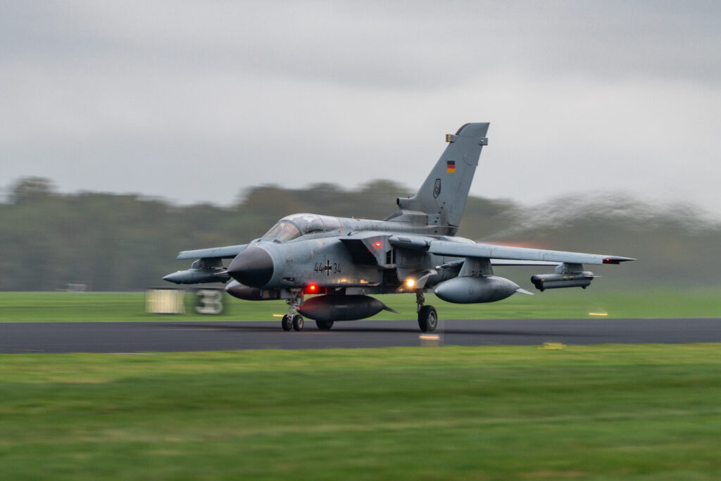 ''Askeri açıdan bakıldığında, fosil yakıt tedarik etmek, çatışma sırasında büyük bir zafiyet yaratıyor. Bu nedenle alternatif enerji kaynakları, askeri açıdan da operasyonel avantajlar sağlıyor.'' (Fotoğraf: “Exercise Steadfast Noon 25” by NATO North Atlantic Treaty Organization, CC BY-NC-ND 4.0)