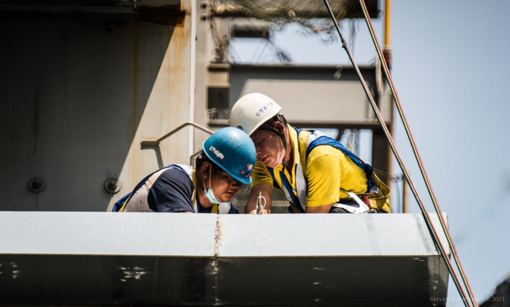''Kısa süreli aşırı sıcaklıklara adapte olabilen vücut, uzun süreli maruziyette toparlanma şansı bulamıyor. Özellikle açık havada çalışanlar, bu durumdan doğrudan etkileniyor. Uzayan sıcak stresi; tarım, inşaat ve turizm sektörü çalışanları için sağlık riski anlamına geliyor.'' (Fotoğraf: “construction workers” by Steve (Primus), CC BY-NC-ND 2.0)